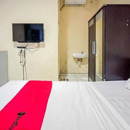 Отель Reddoorz At Graha 99 Simomulyo Сурабая Экстерьер фото