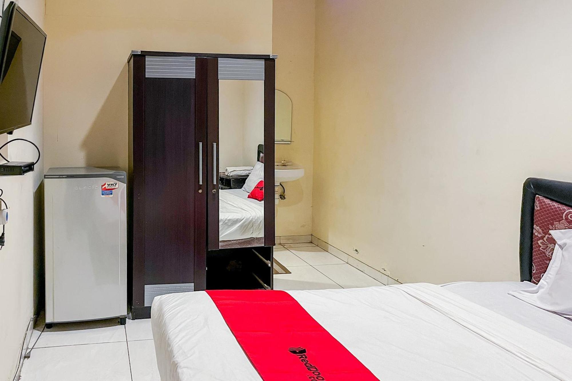 Отель Reddoorz At Graha 99 Simomulyo Сурабая Экстерьер фото