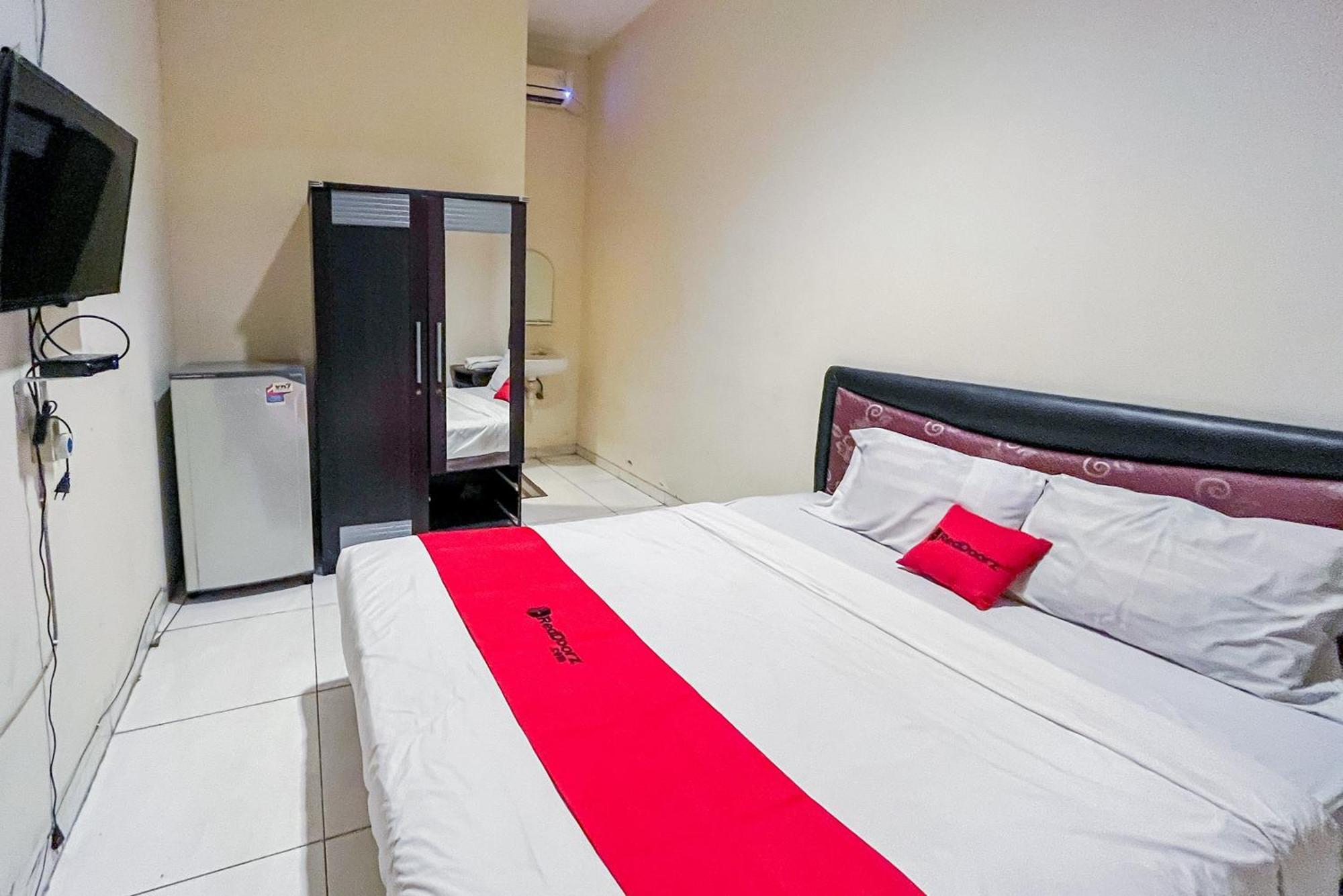 Отель Reddoorz At Graha 99 Simomulyo Сурабая Экстерьер фото