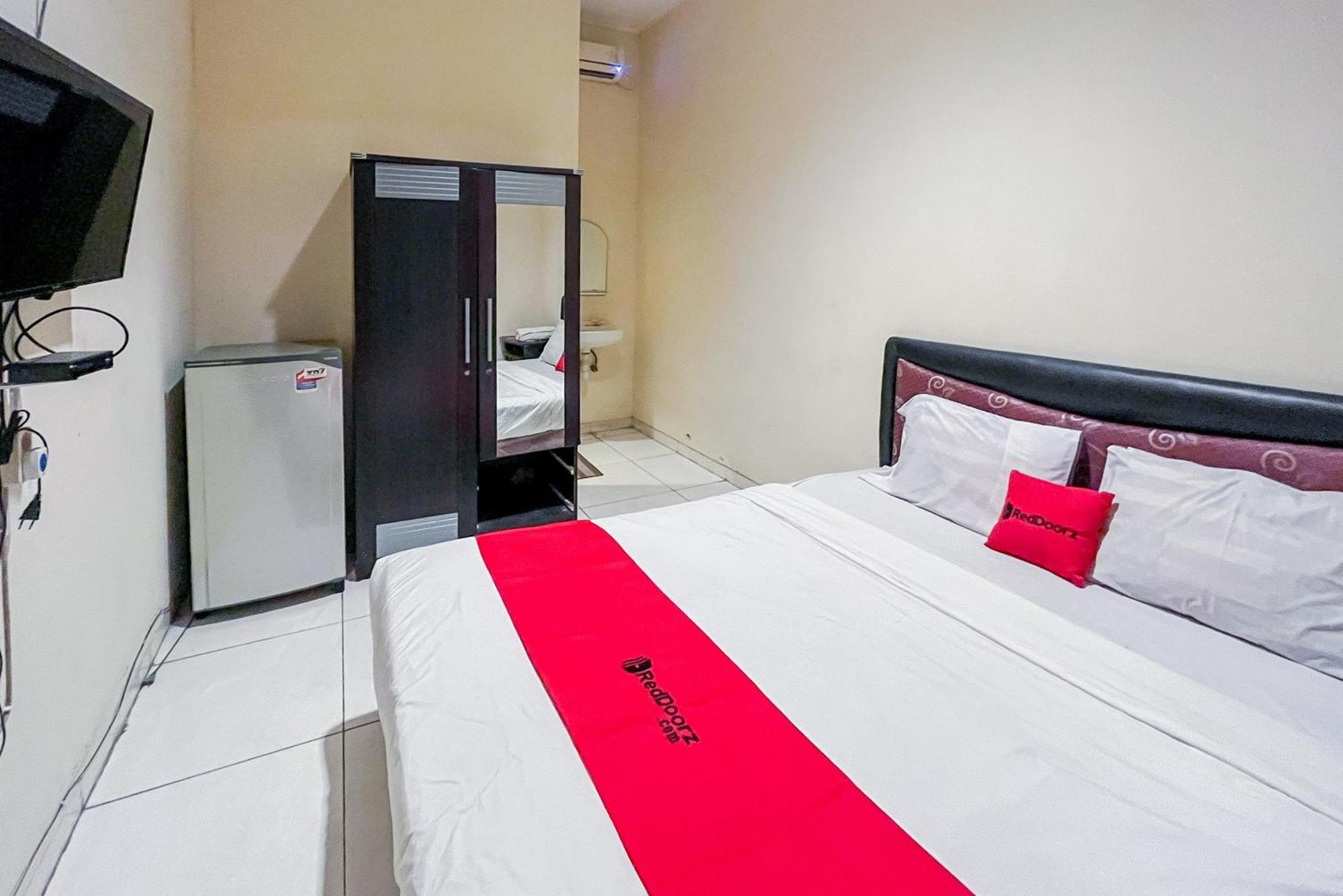 Отель Reddoorz At Graha 99 Simomulyo Сурабая Экстерьер фото